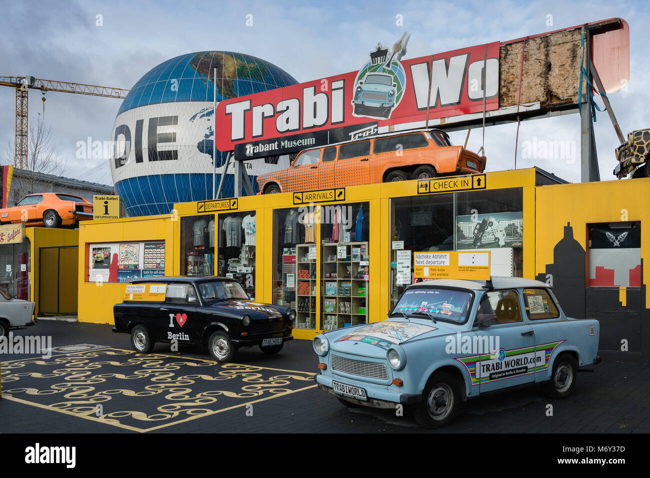 Trabant Mondo, Zimmerstrasse, nel quartiere Mitte di Berlino, Germania Foto Stock