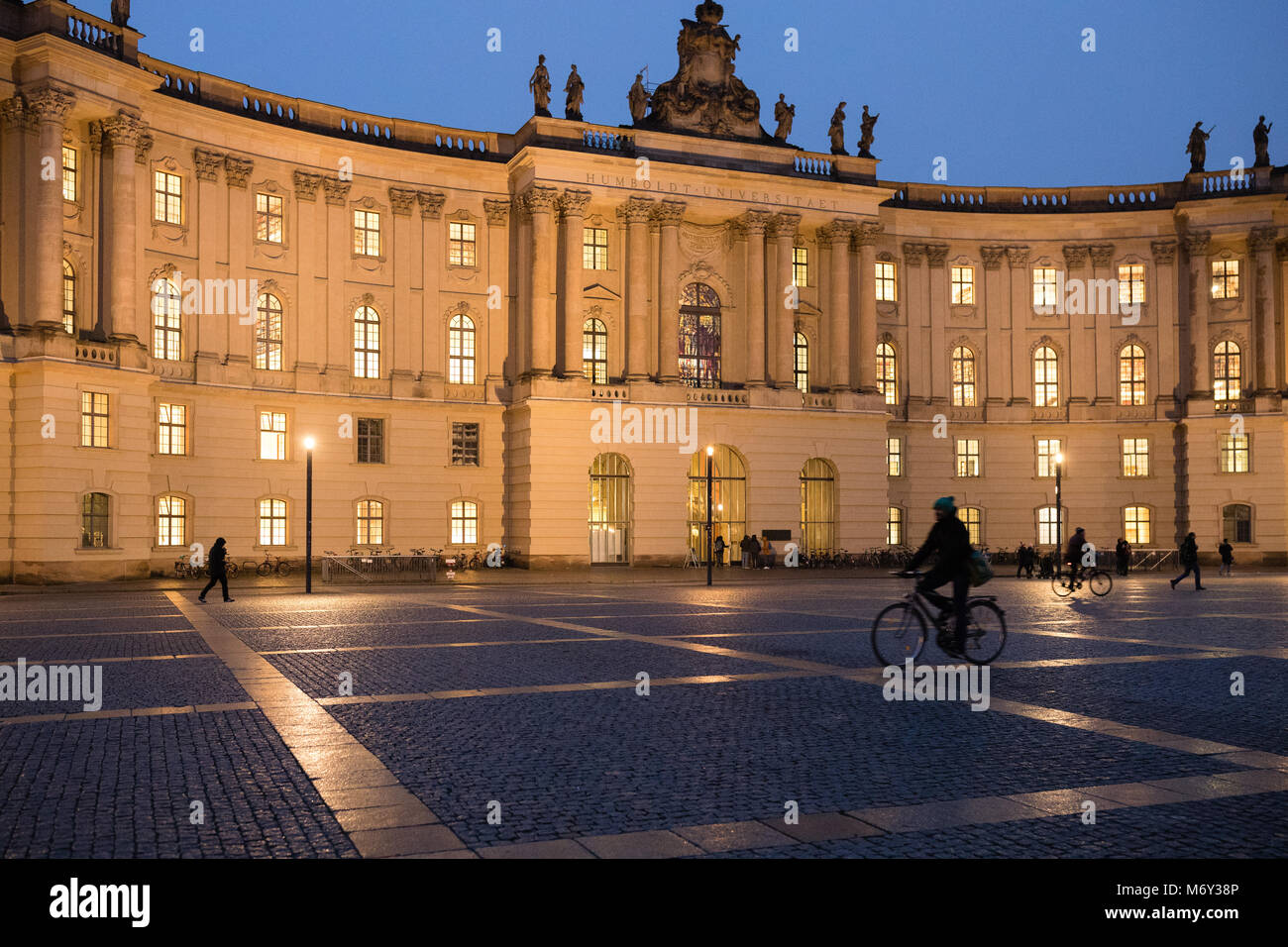 Università Humboldt e Bebelplatz di notte, Mitte, Germania Foto Stock