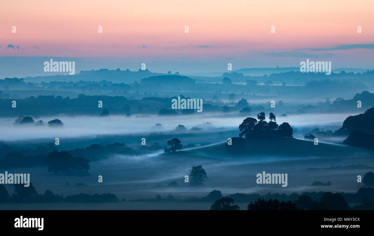 Alba sul Compton Pauncefoot dal Castello di Cadbury, Somerset, Inghilterra, Regno Unito Foto Stock
