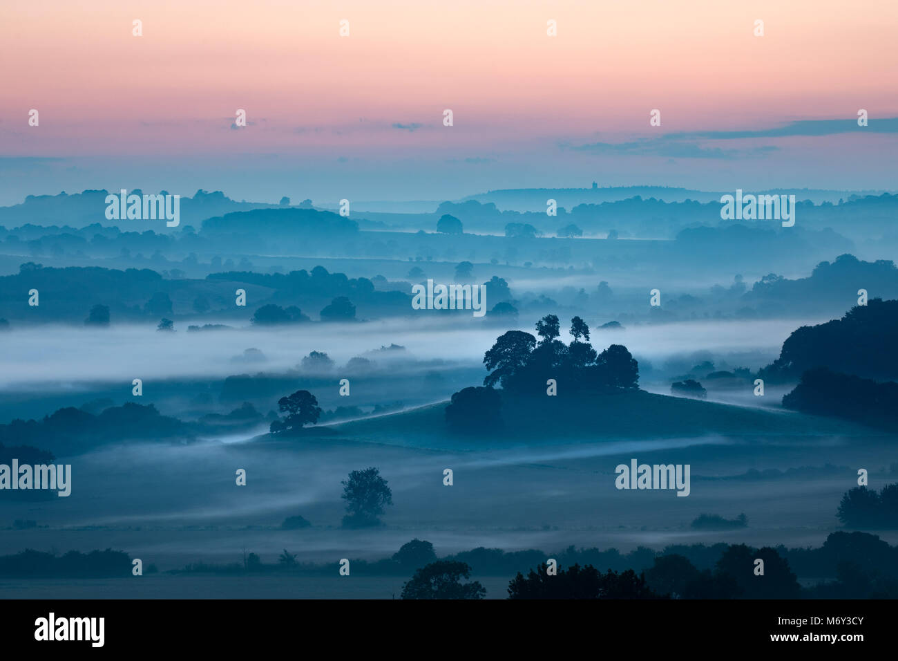 Alba sul Compton Pauncefoot dal Castello di Cadbury, Somerset, Inghilterra, Regno Unito Foto Stock