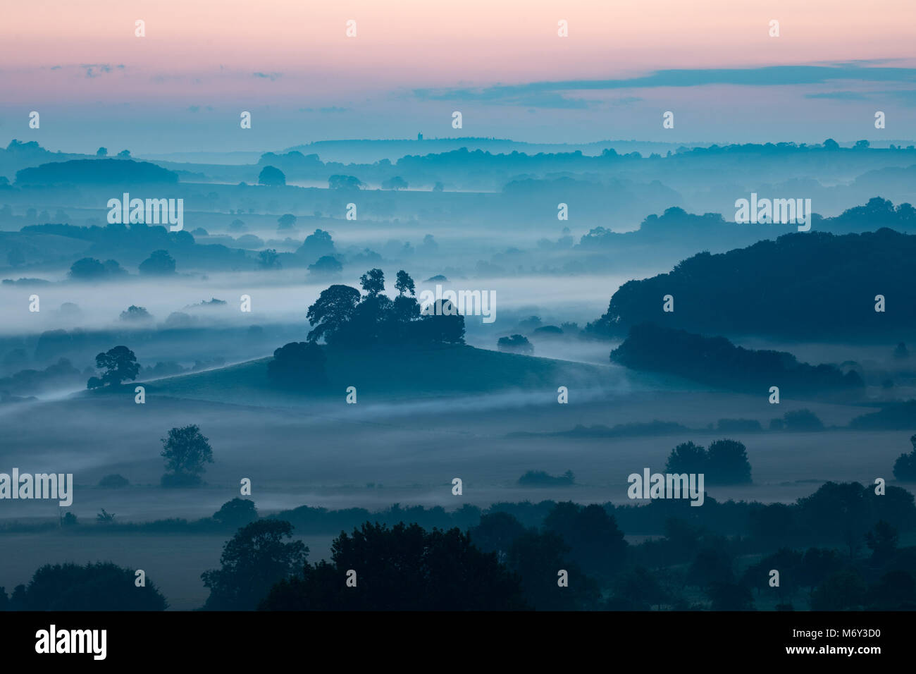Alba sul Compton Pauncefoot dal Castello di Cadbury, Somerset, Inghilterra, Regno Unito Foto Stock