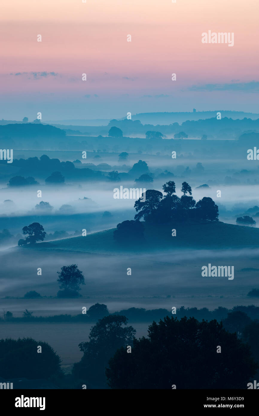 Alba sul Compton Pauncefoot dal Castello di Cadbury, Somerset, Inghilterra, Regno Unito Foto Stock