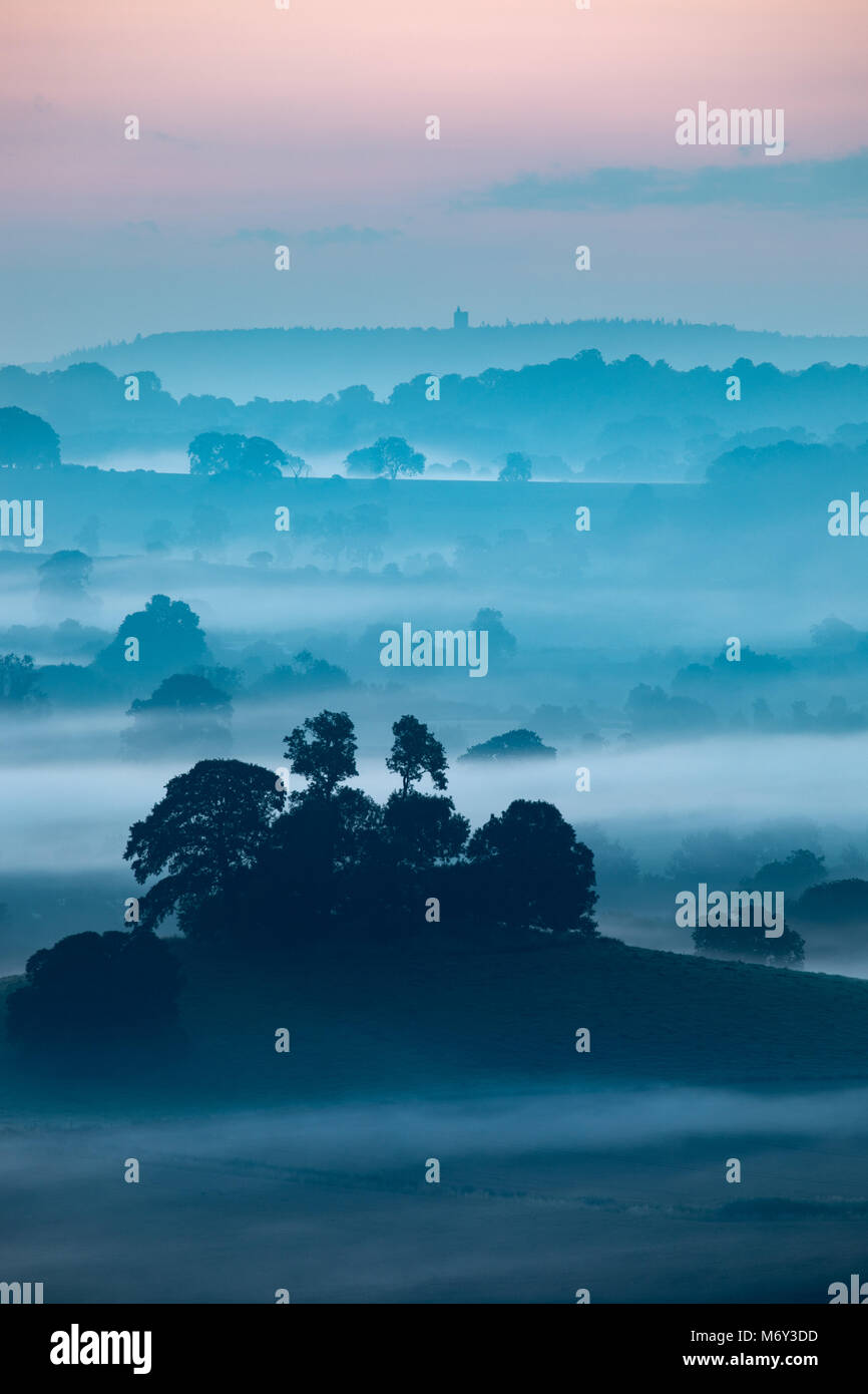Alba sul Compton Pauncefoot dal Castello di Cadbury, Somerset, Inghilterra, Regno Unito Foto Stock
