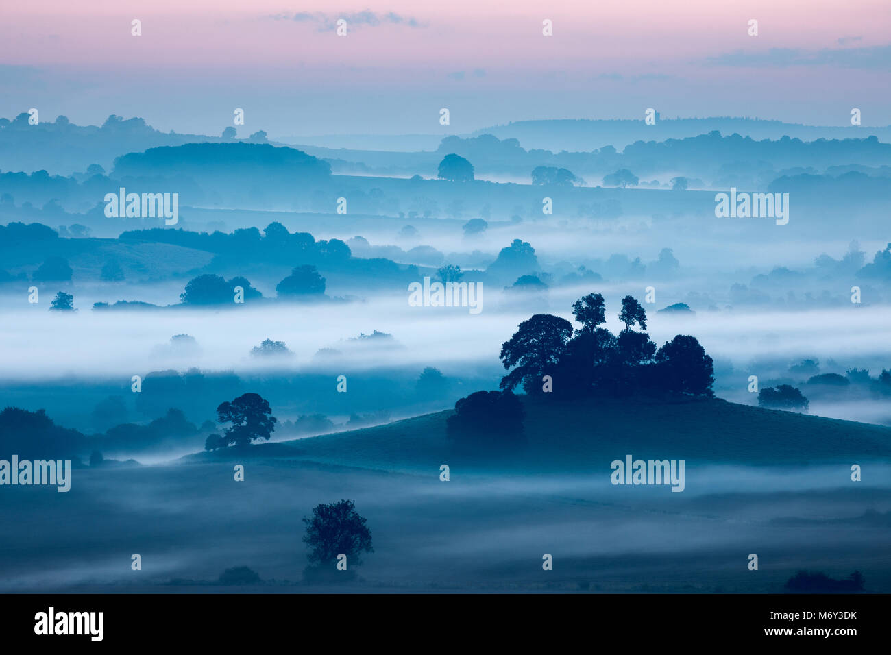 Alba sul Compton Pauncefoot dal Castello di Cadbury, Somerset, Inghilterra, Regno Unito Foto Stock