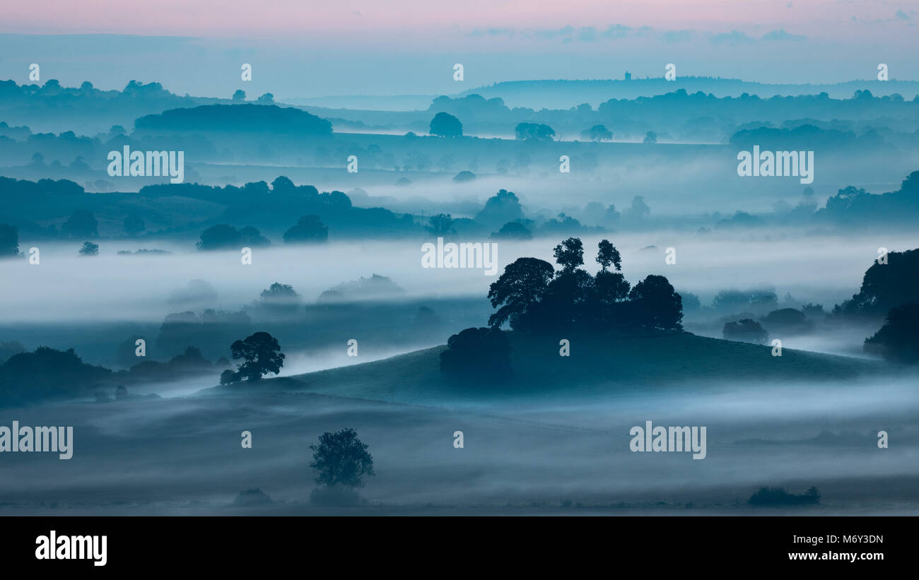 Alba sul Compton Pauncefoot dal Castello di Cadbury, Somerset, Inghilterra, Regno Unito Foto Stock