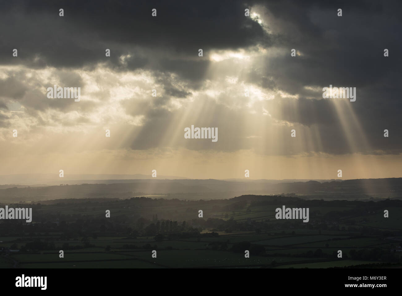 Raggi crepuscolari al di sopra della valle di Ilchester, Somerset, Inghilterra, Regno Unito Foto Stock