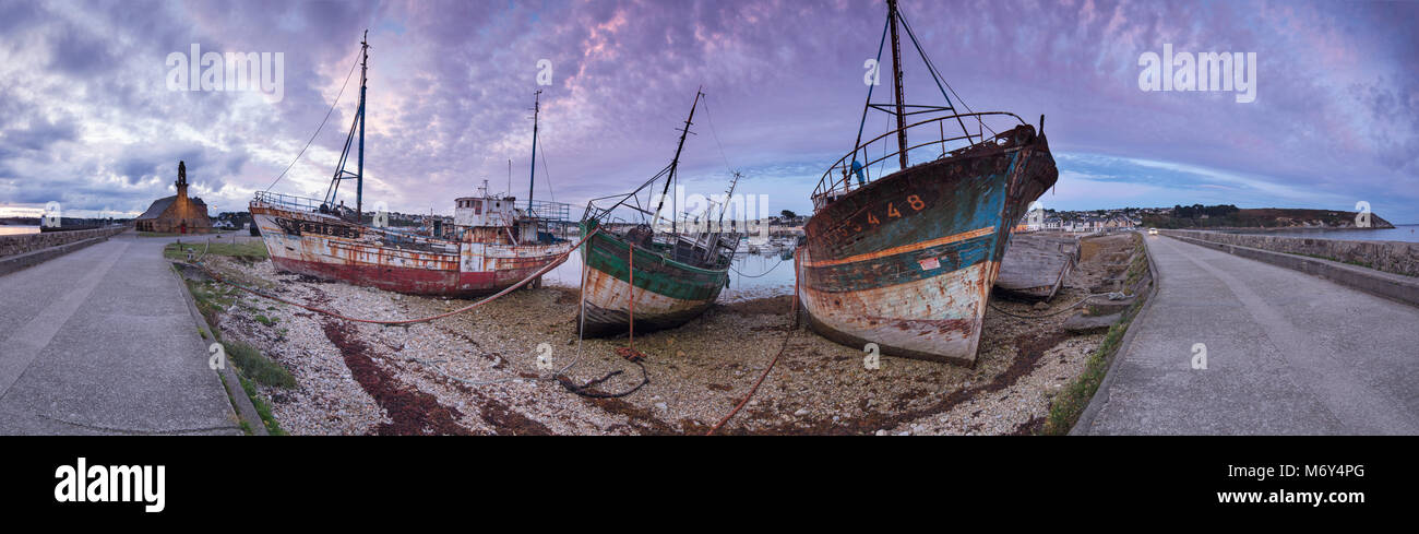 Abbandonata la pesca barche nel porto di Camaret sur Mer, Finisterre, Bretagne, Francia Foto Stock