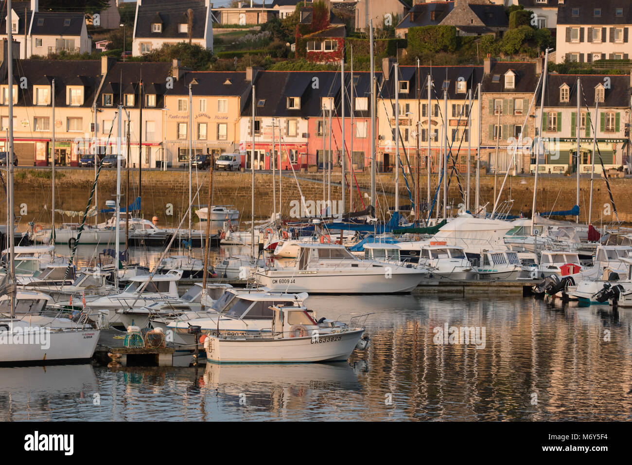 Prima luce su le barche nel porto di Camaret sur Mer, Finisterre, Bretagne, Francia Foto Stock