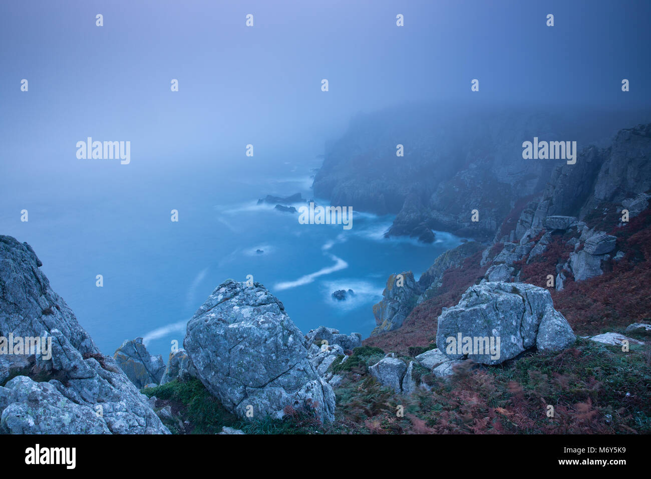 Nebbia di mare A la Pointe du Van all'alba, Cap Sizun, Finisterre, Bretagne, Francia Foto Stock