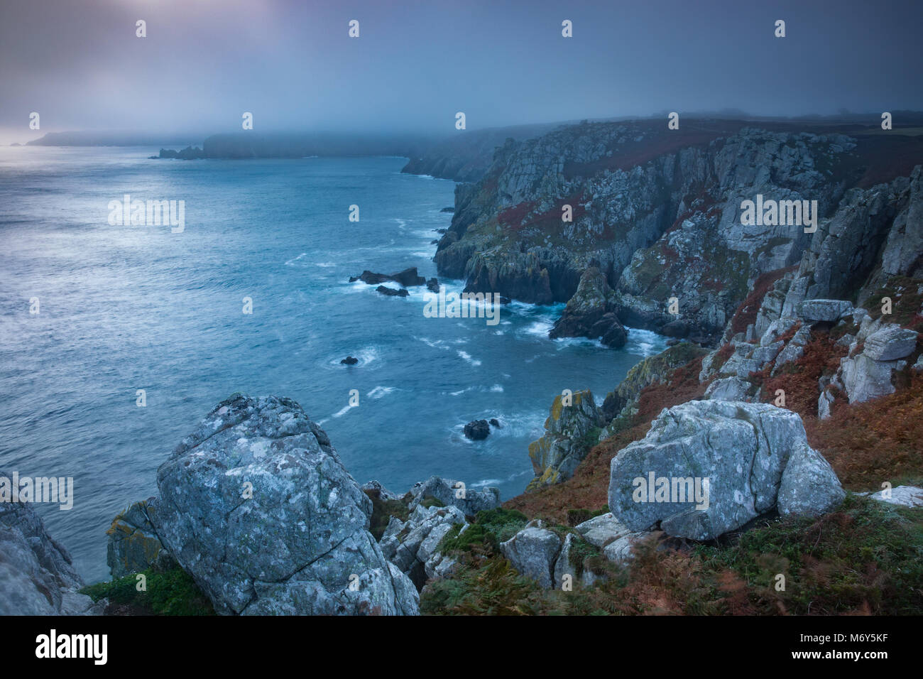 Nebbia di mare A la Pointe du Van all'alba, Cap Sizun, Finisterre, Bretagne, Francia Foto Stock