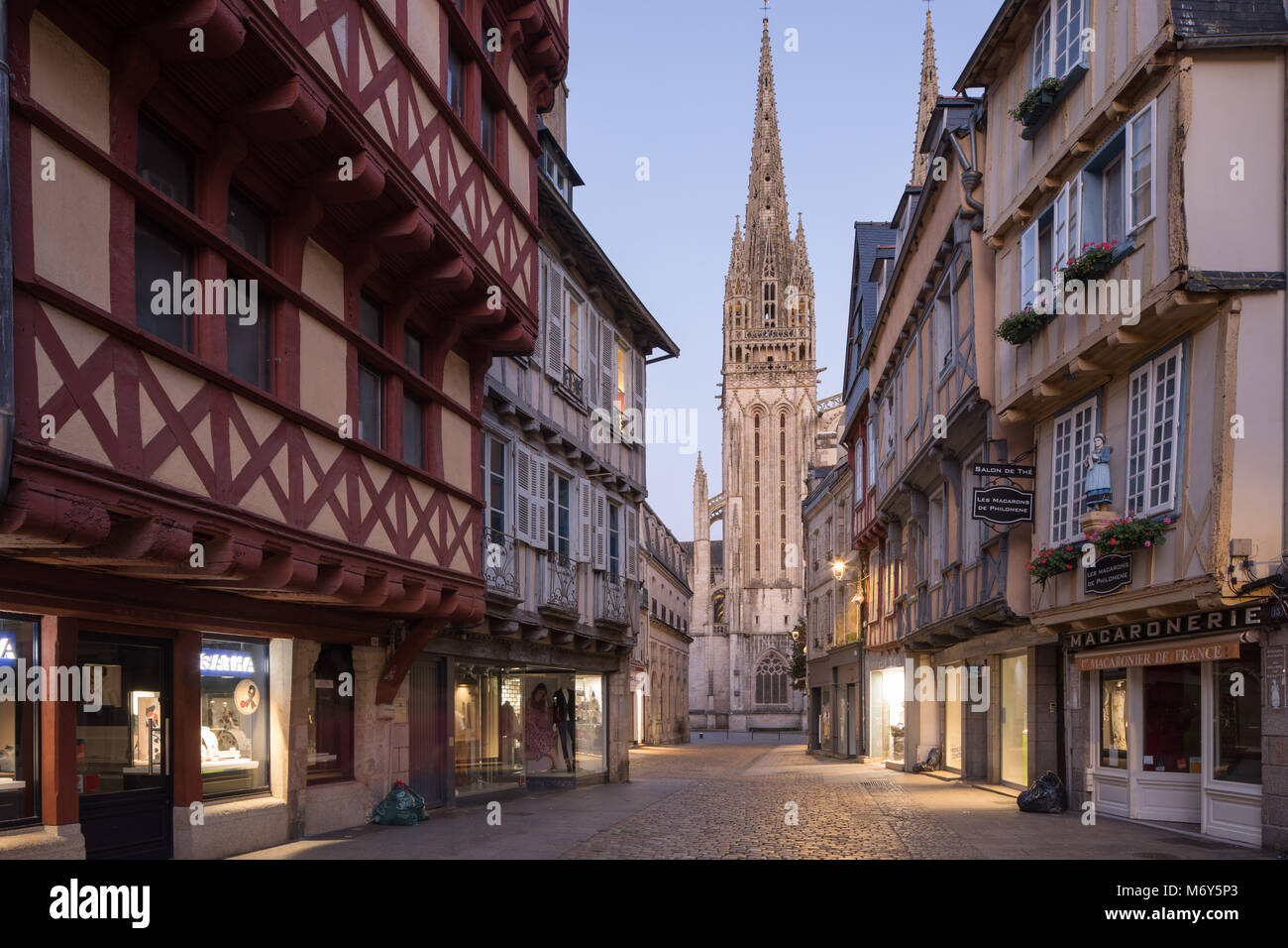 La cattedrale di Saint Corentin e Rue Kereon di notte nella Città Vecchia, Quimper, Finisterre, Bretagne, Francia Foto Stock