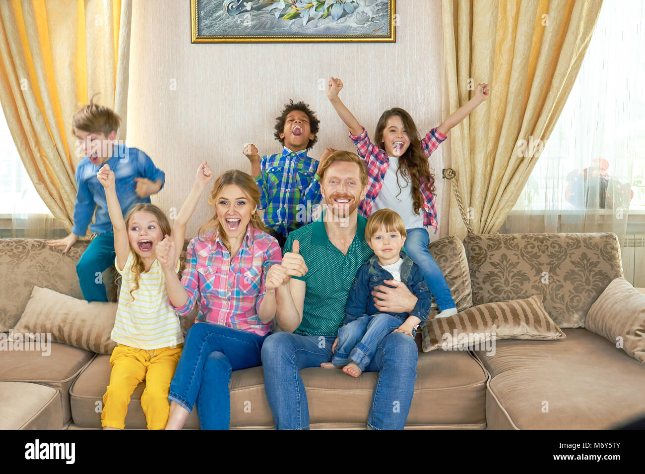 La famiglia felice di guardare la tv. Foto Stock