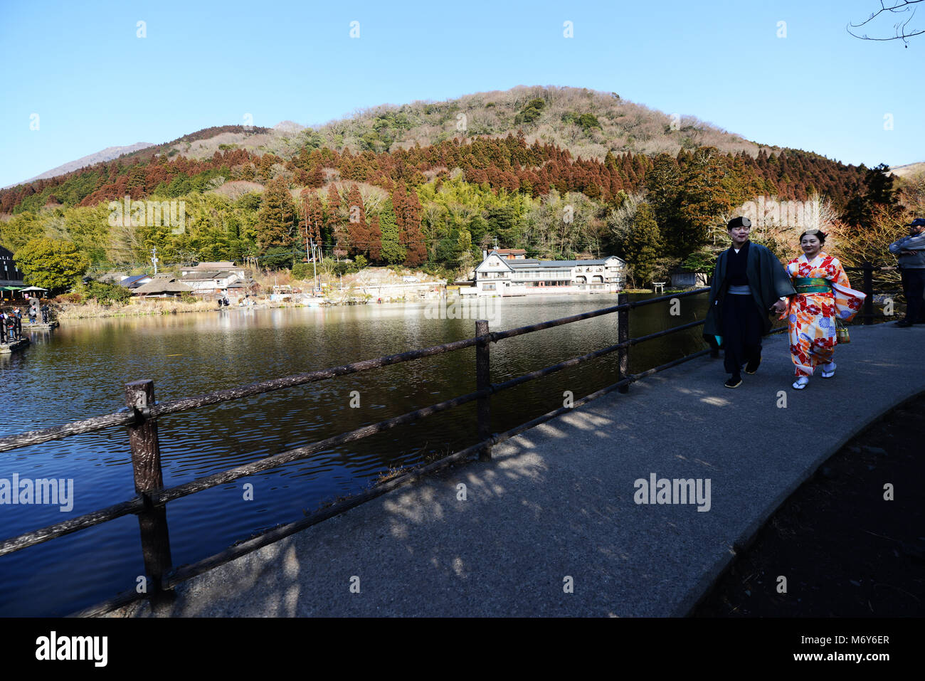 Un giovane giapponese a piedi dal lago Kinrin in Yufu, prefettura di Oita, Giappone. Foto Stock