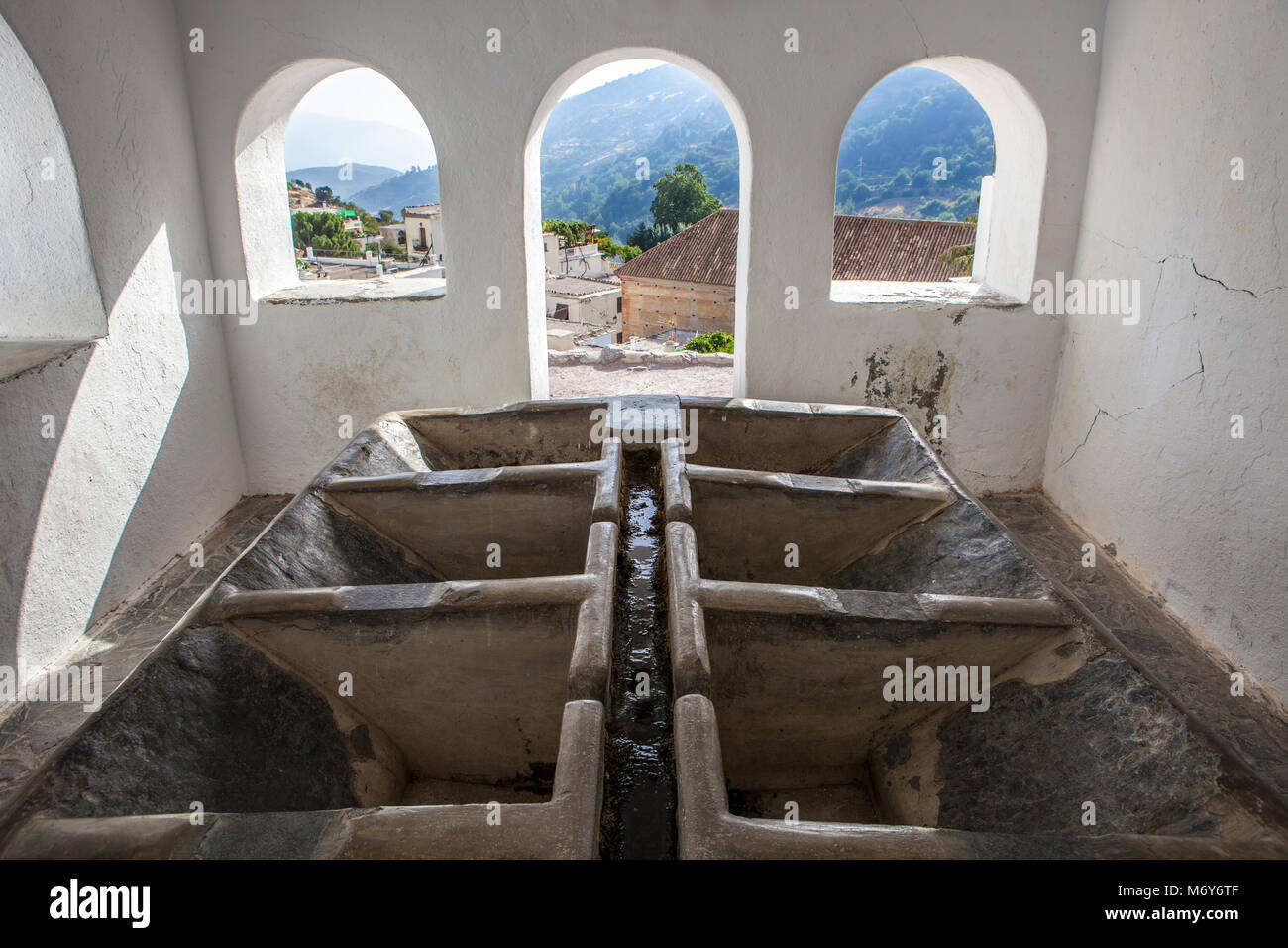 Mano coperto Servizio lavanderia edificio sulla graziosa e tranquilla cittadina di Alpujarras, Granada, Spagna Foto Stock