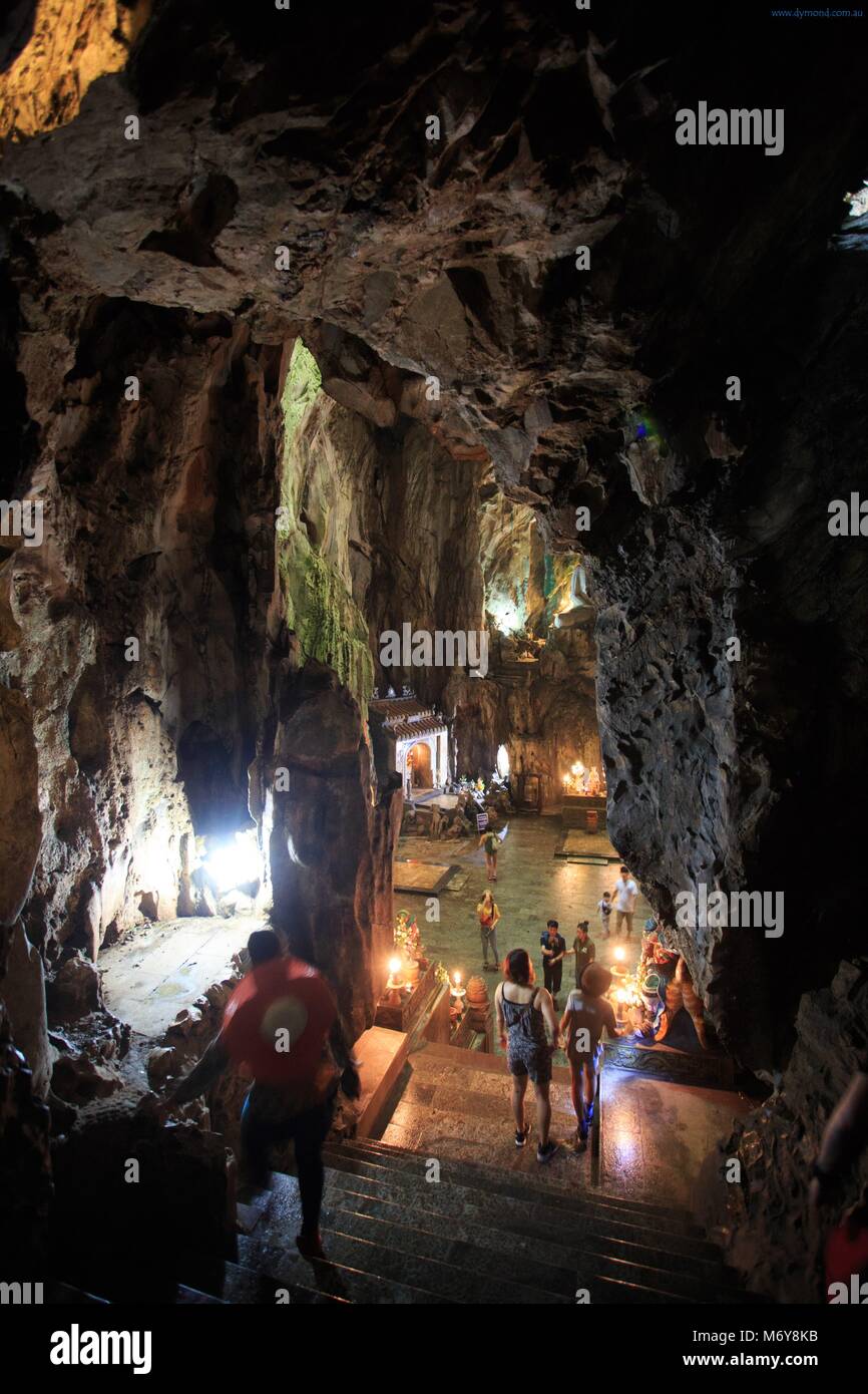 Scale che conducono verso il basso nella Huyen Khong grotta sul figlio Nhuyen Mountain, Da Nang, Vietnam Foto Stock