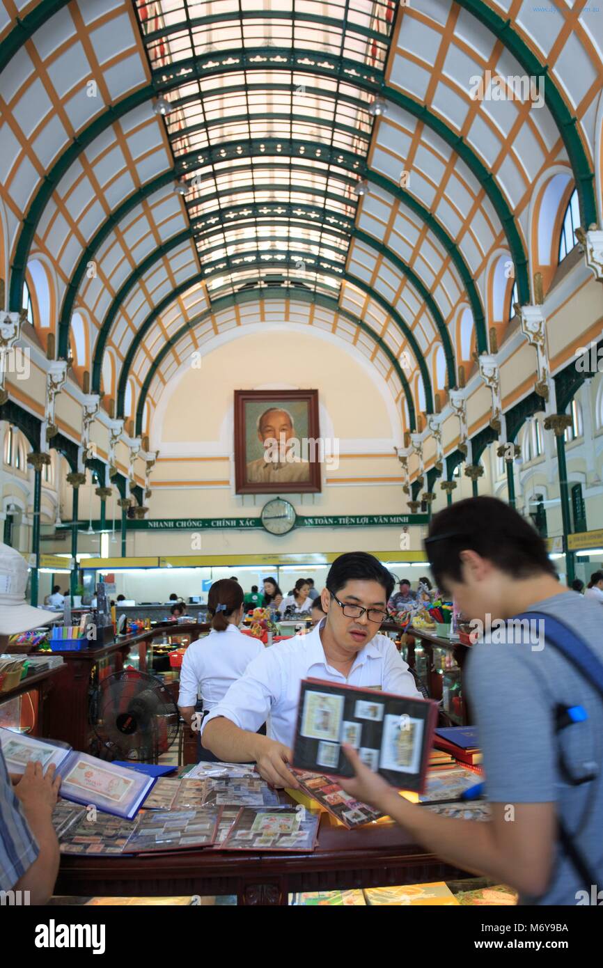 Un ufficio postale lavoratore serve un cliente presso l'Ufficio Postale centrale nella città di Ho Chi Minh, Vietnam Foto Stock