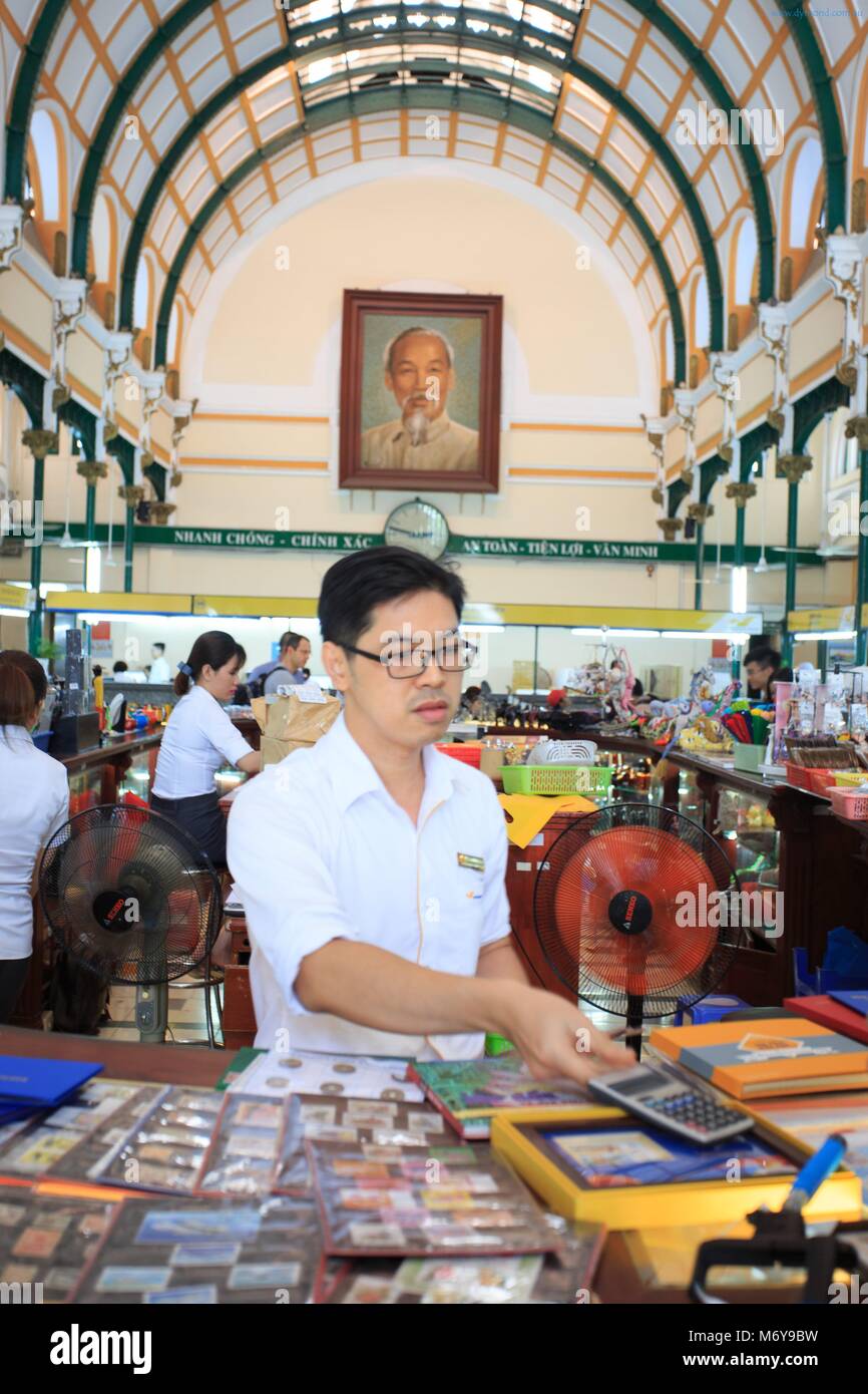 Un ufficio postale lavoratore serve un cliente presso l'Ufficio Postale centrale nella città di Ho Chi Minh, Vietnam Foto Stock