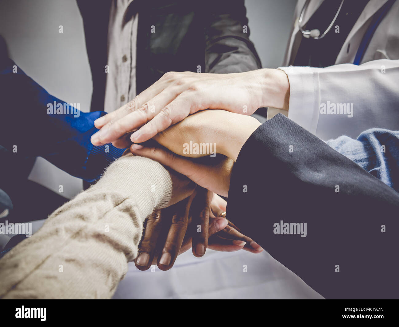 Gruppo di imprese con le mani insieme.Il lavoro di squadra e di concetto Il concetto di business. Foto Stock