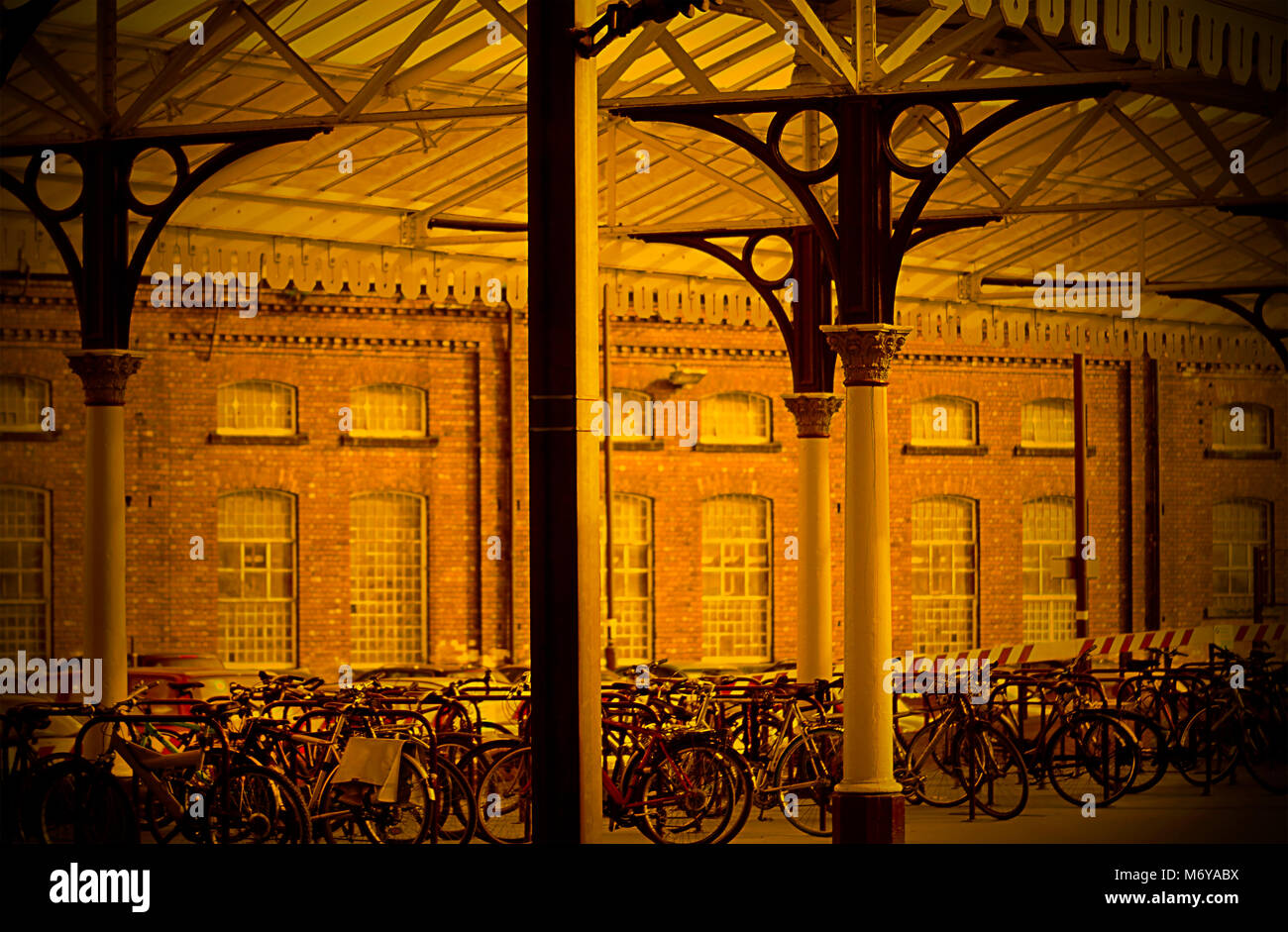 biciclette alla stazione ferroviaria Foto Stock