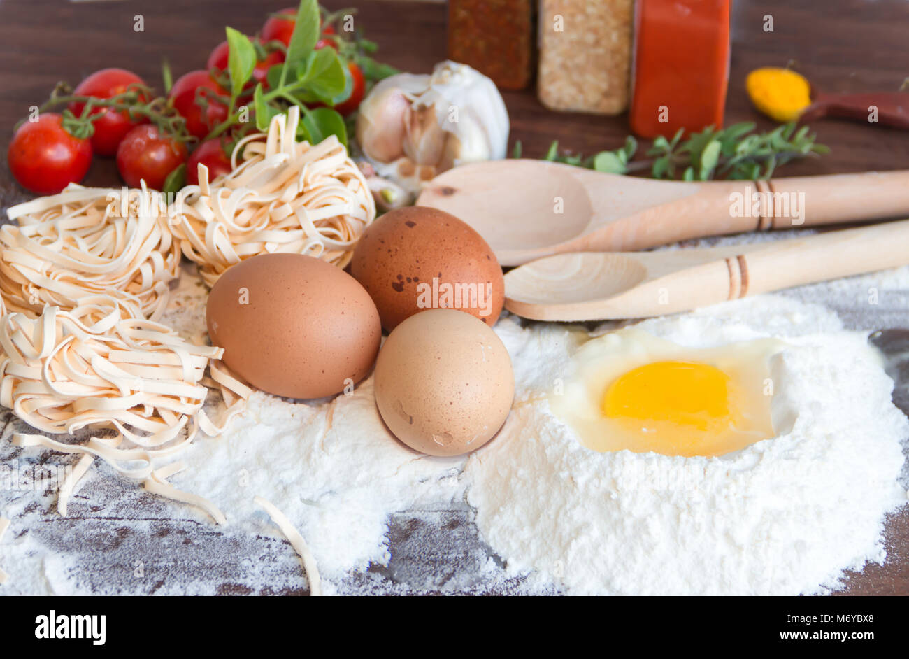 Ingredienti Preparazione spaghetti con uova, pomodori erbe e spezie Foto Stock