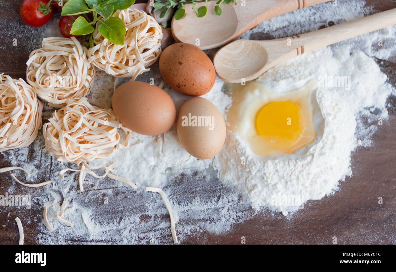Ingredienti Preparazione spaghetti con uova, pomodori erbe e spezie Foto Stock