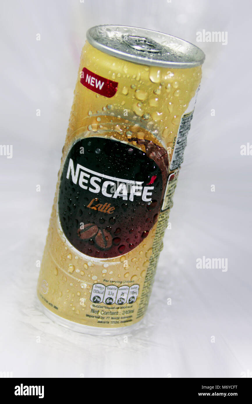Una possibile del nescafe caffè, sfondo bianco con acqua grani, angolo di visualizzazione verticale Foto Stock