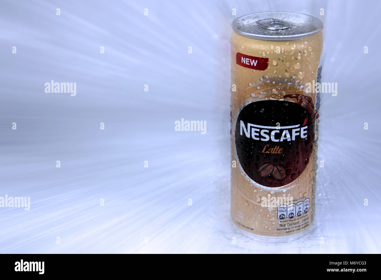 Una possibile del nescafe caffè, uno sfondo bianco con un grano di acqua, un horizotal angolo di visualizzazione Foto Stock