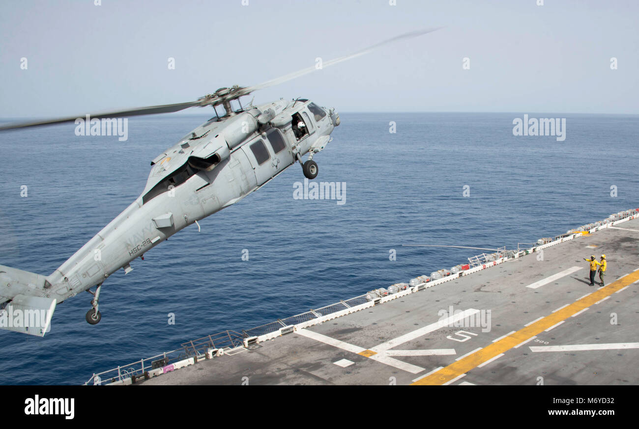 180304-N-NJ910-0017 MARE MEDITERRANEO (4 marzo 2018) un MH-60S Sea Hawk, attaccato al mare in elicottero Combat Squadron (HSC) 28, atterra sul ponte di volo dell'assalto anfibio nave USS Iwo Jima (LHD 7), 4 marzo 2018. Iwo Jima, homeported a Mayport, Florida, sta conducendo operazioni navali negli Stati Uniti Sesta flotta area di operazioni. (U.S. Foto di Marina di Massa Specialista comunicazione marinaio Dary M. Patten/rilasciato) Foto Stock