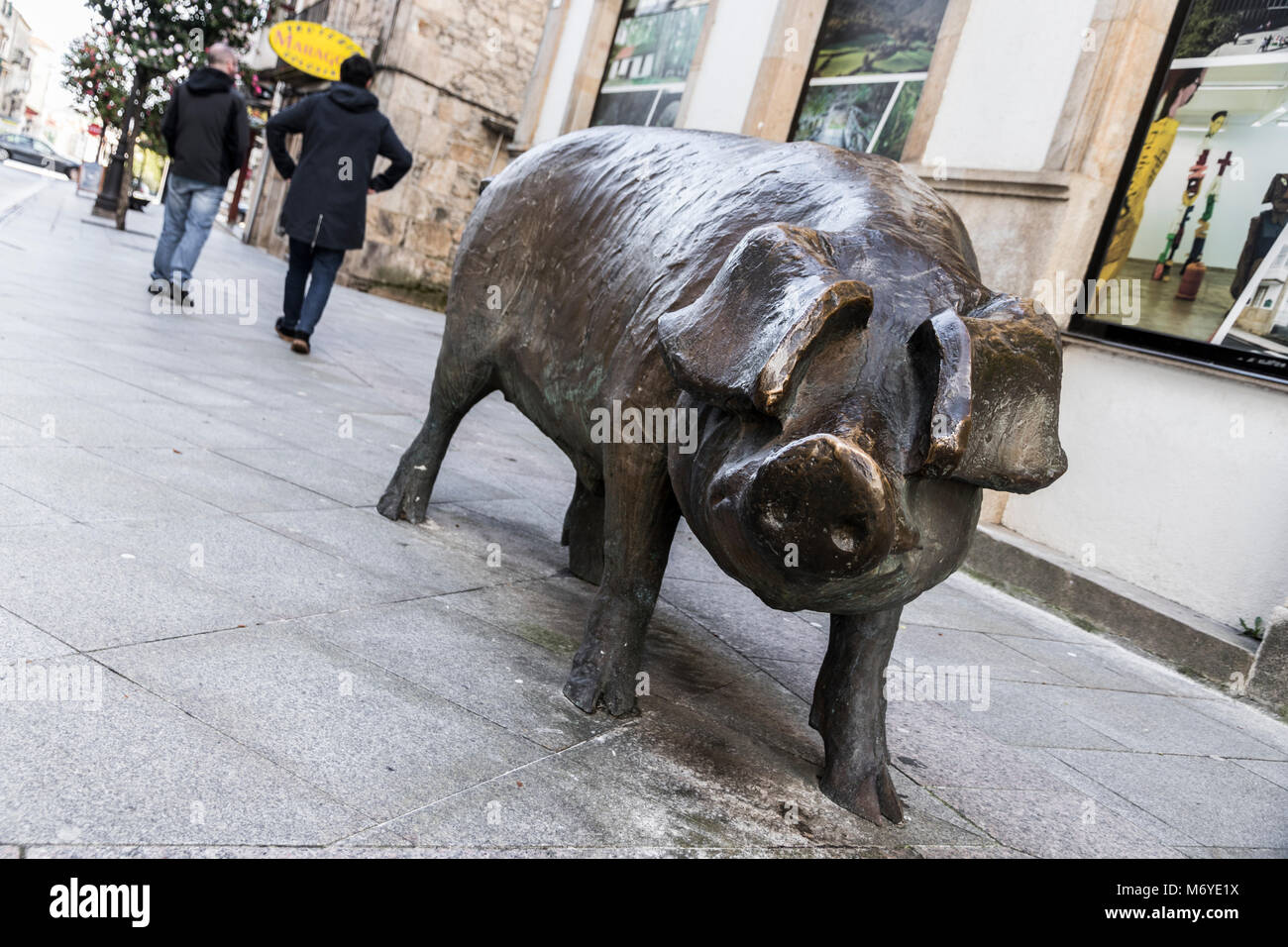 Statua di bronzo di un suino nelle strade di Lalin, Galizia, Spagna, come un monumento commemorativo per il galiziano tradizionale stufato (Cocido Galego) Foto Stock