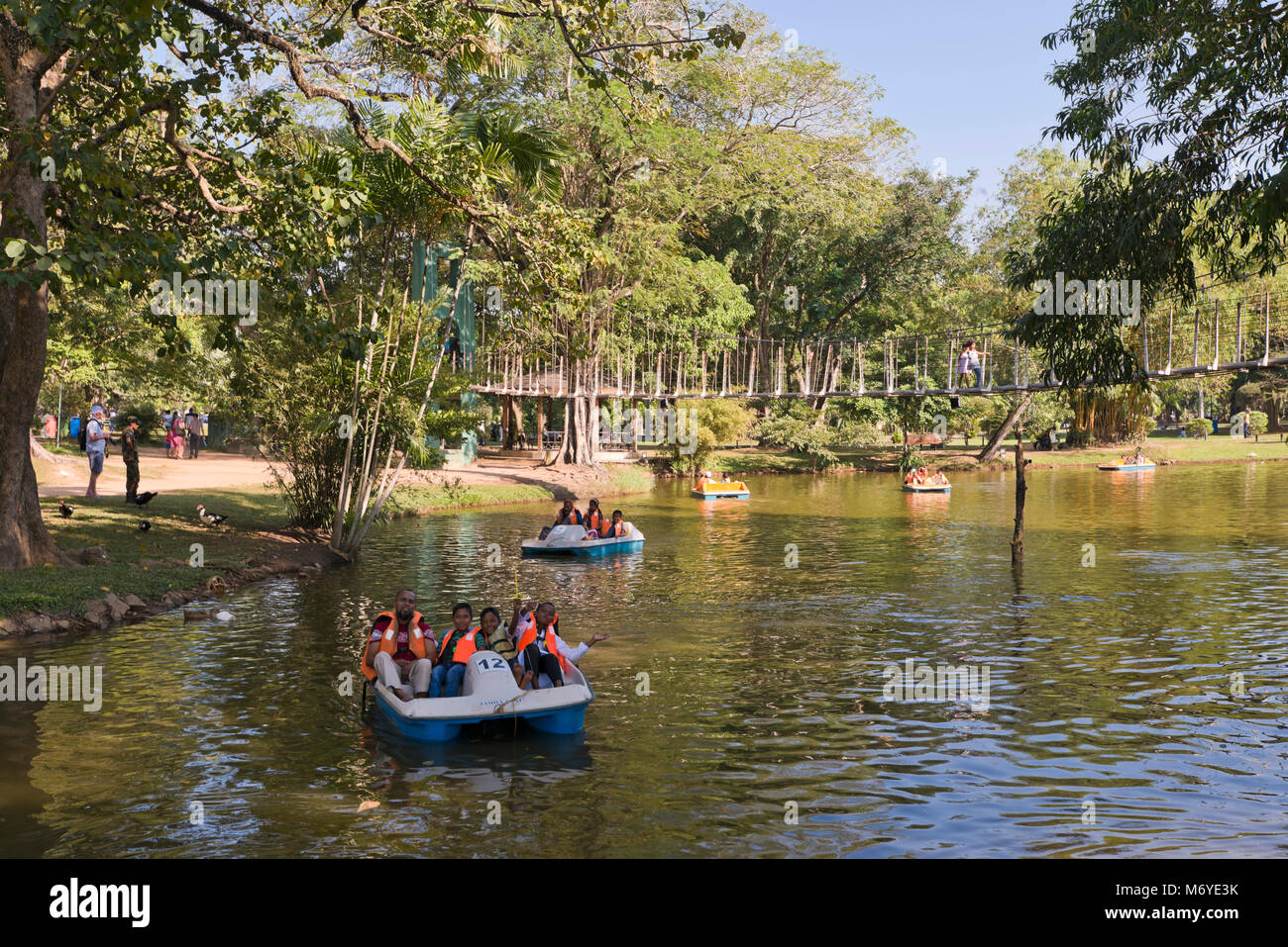 Vista orizzontale di persone in pedalò nel Parco Viharamahadevi, precedentemente noto come Victoria Park in Colombo, Sri Lanka. Foto Stock