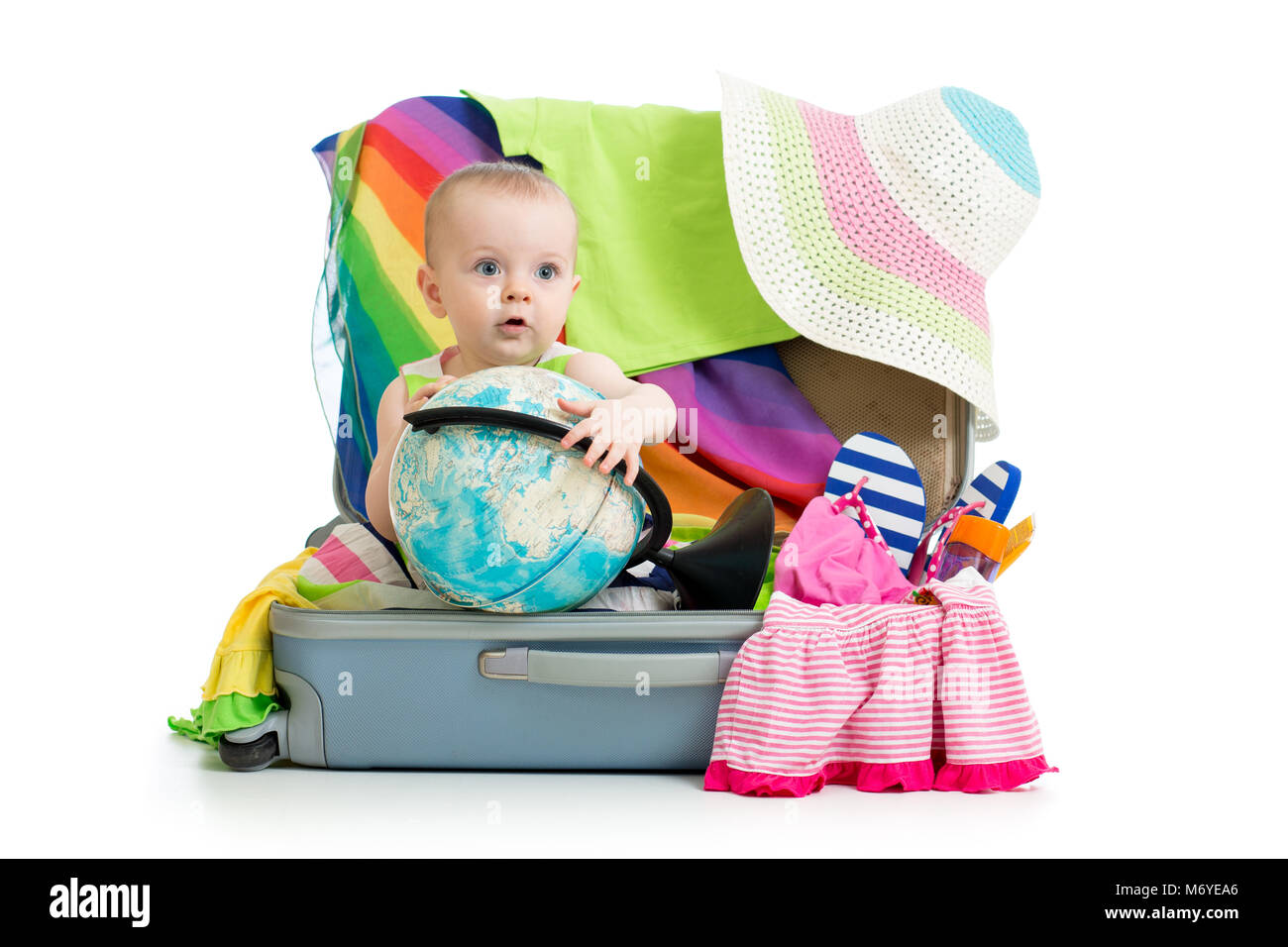 Happy baby ragazza seduta turistica in valigia con le cose per i viaggi, vacanze Foto Stock