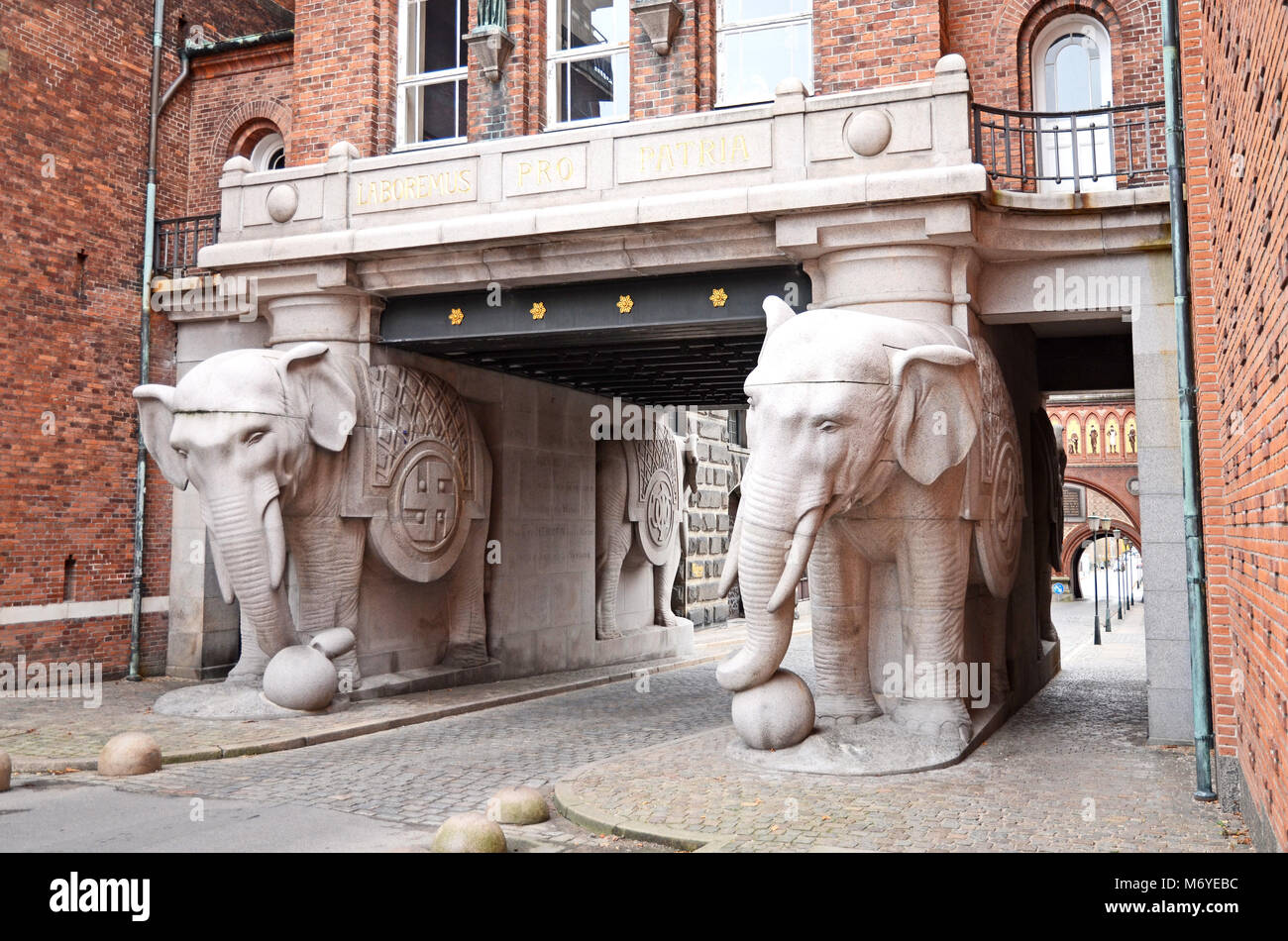 La gate di elefante presso la fabbrica di birra Carlsberg a Copenhagen, Danimarca Foto Stock