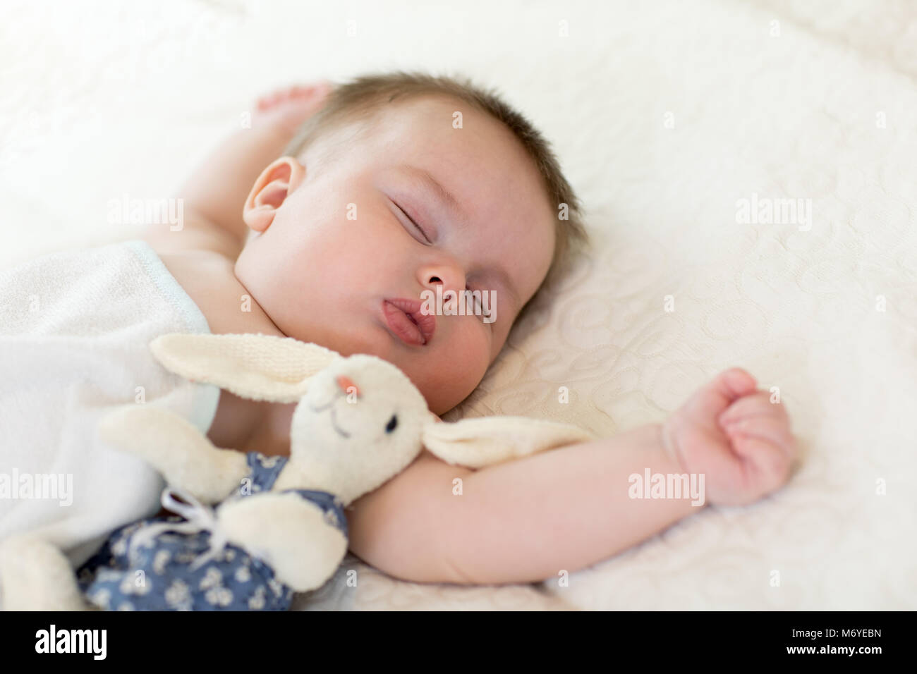 Ritratto del simpatico bimbo che dorme sul copriletto, vista ravvicinata Foto Stock