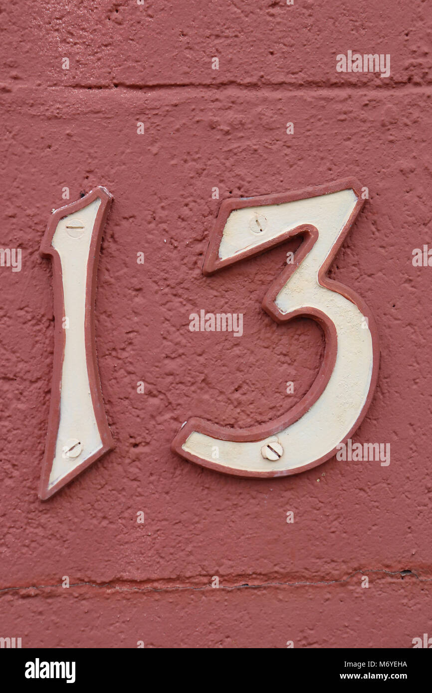 Numero 13 sulla parete dipinta Foto Stock