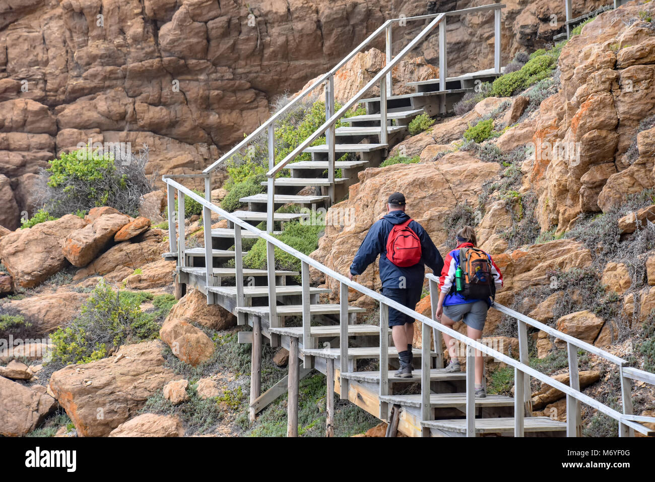 Passi per le grotte in corrispondenza del punto di origine umana vicino Mosselbay sulla Garden Route del Sud Africa con i turisti Foto Stock