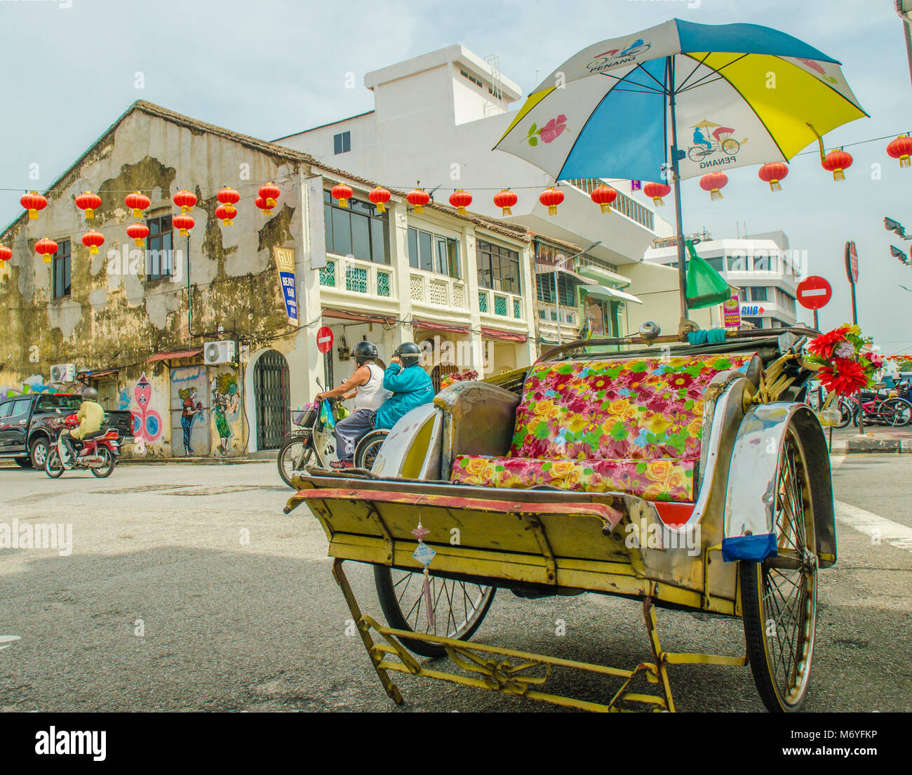 Il triciclo sulla vibrante George Town di Penang Foto Stock