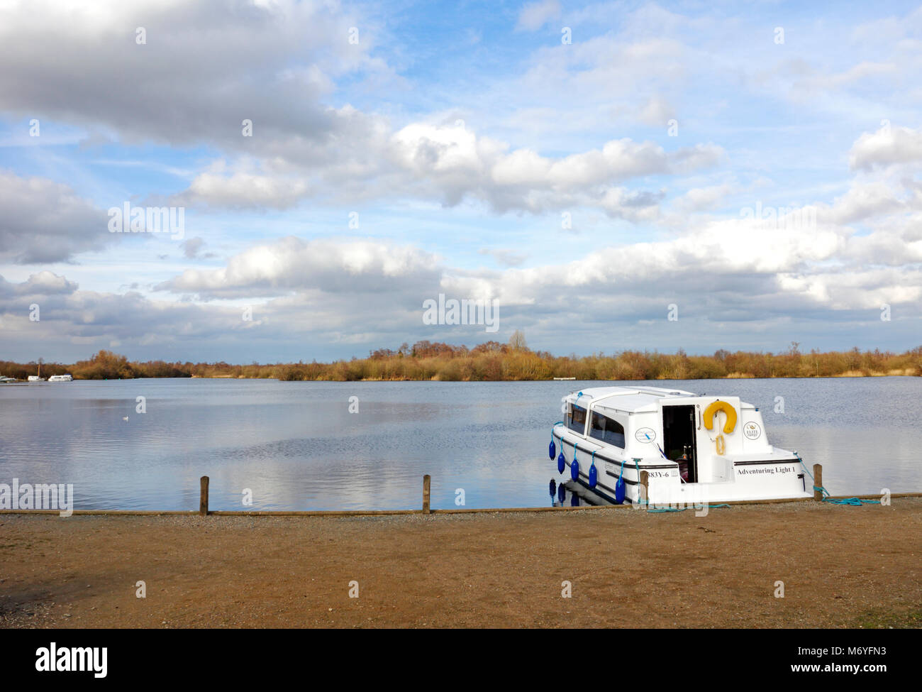 Una vista di Malthouse ampia dal staithe su Norfolk Broads a Ranworth, Norfolk, Inghilterra, Regno Unito, Europa. Foto Stock