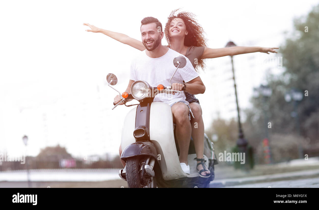 Coppia felice la guida scooter eccitato in estate vacanza vacanze Foto Stock