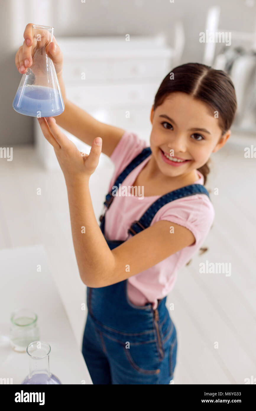 Upbeat ragazza mostra pallone con pronto chemical Foto Stock