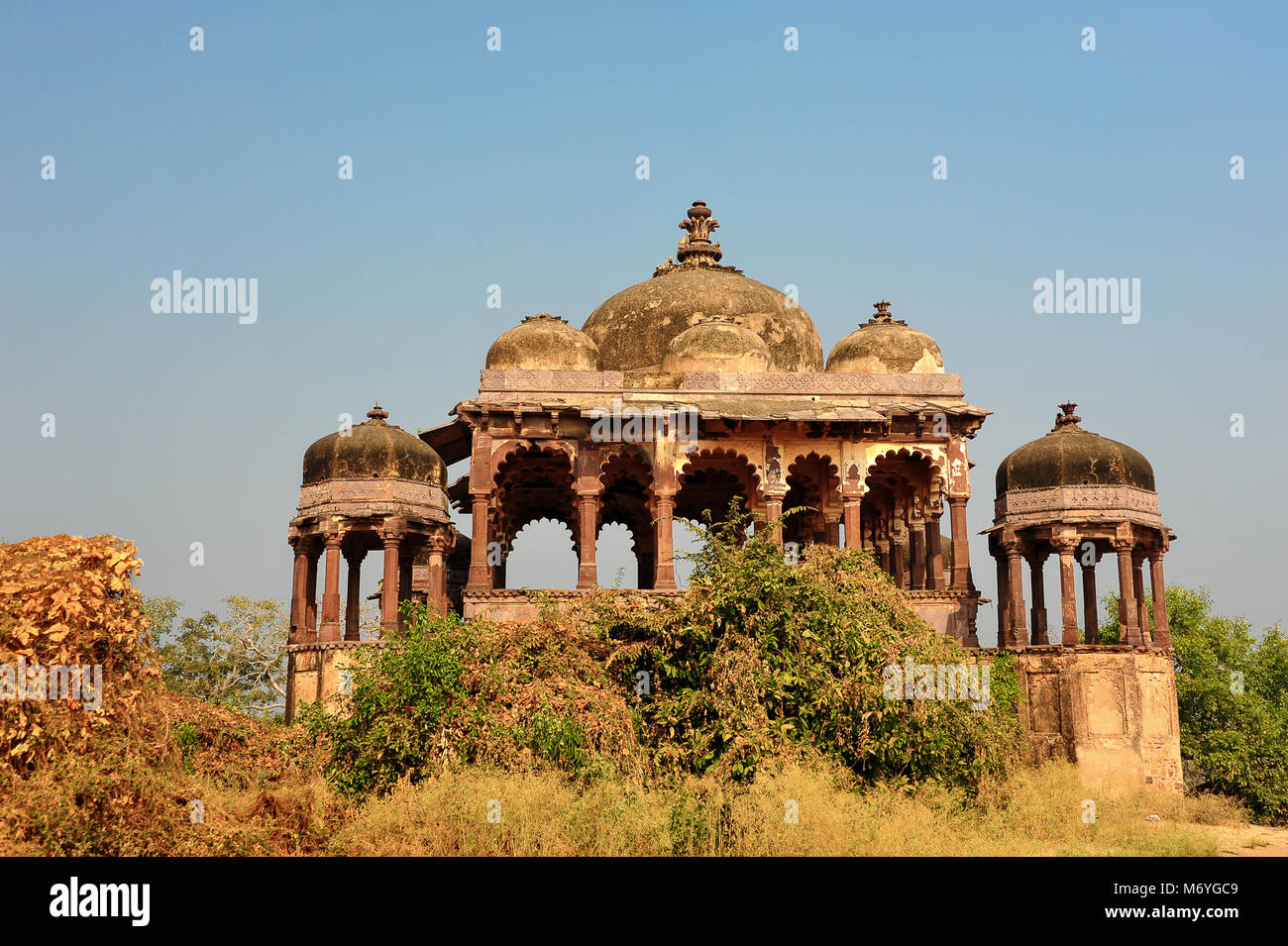 Battis Khamba Chhatri (32 Pillared ombrello) tempio, il Parco nazionale di Ranthambore, Rajasthan in India. Le antiche rovine di pietra arenaria rossa tempio. Foto Stock