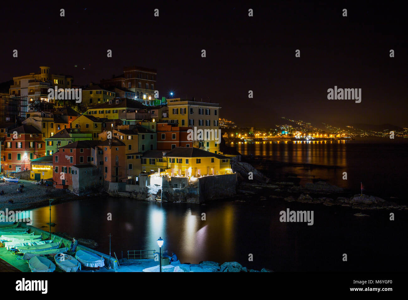 Genova (Genova), Italia, 29 marzo 2017 - Genova (Genova) Boccadasse di notte, un villaggio di pescatori e case colorate Foto Stock