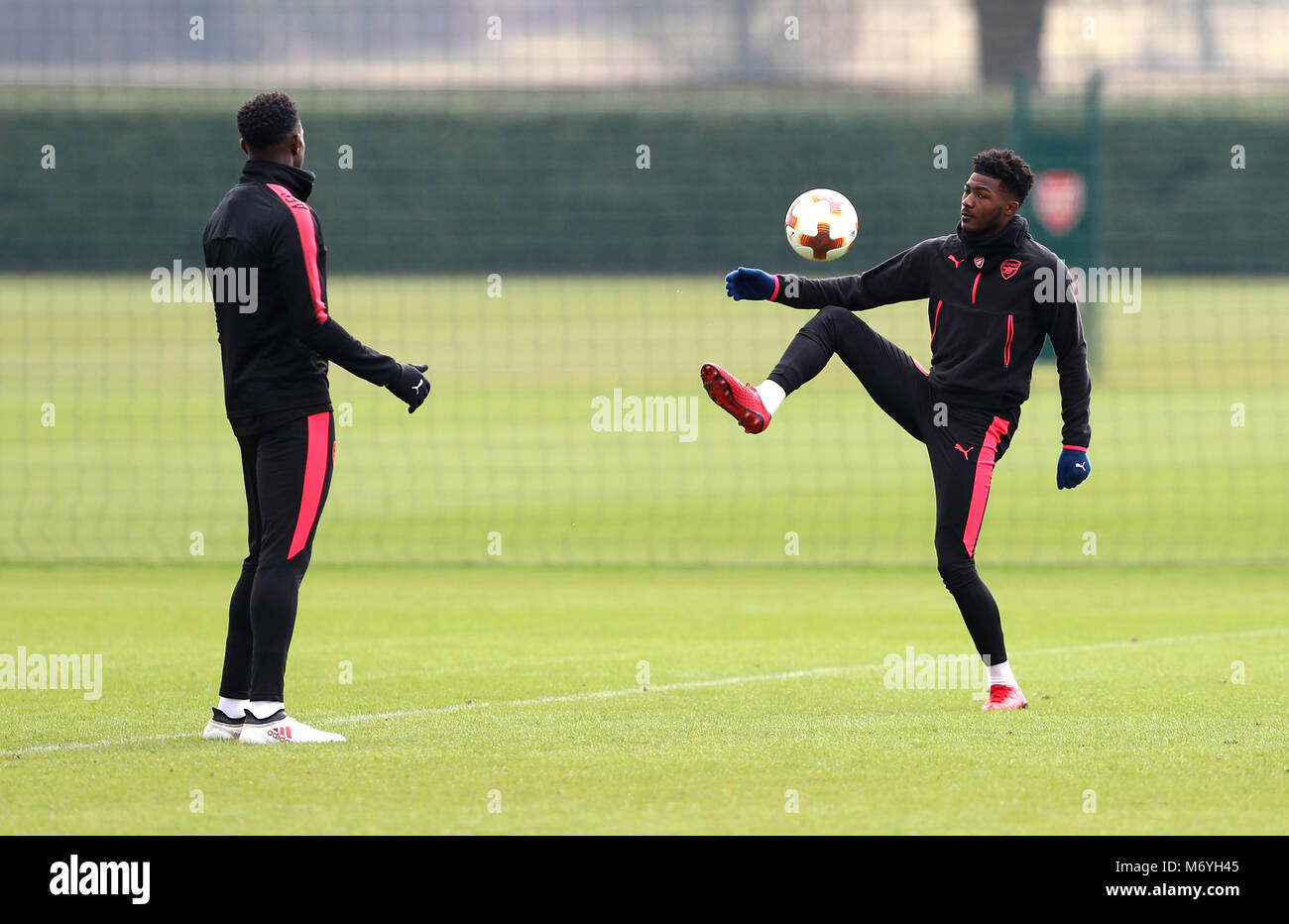 Dell'Arsenal Ainsley Maitland-Niles (a destra) durante la sessione di formazione a Londra prendere per Colney, Hertfordshire. Stampa foto di associazione. Picture Data: mercoledì 7 marzo 2018. Vedere PA storia calcio Arsenal. Foto di credito dovrebbe leggere: Tim Goode/PA FILO Foto Stock