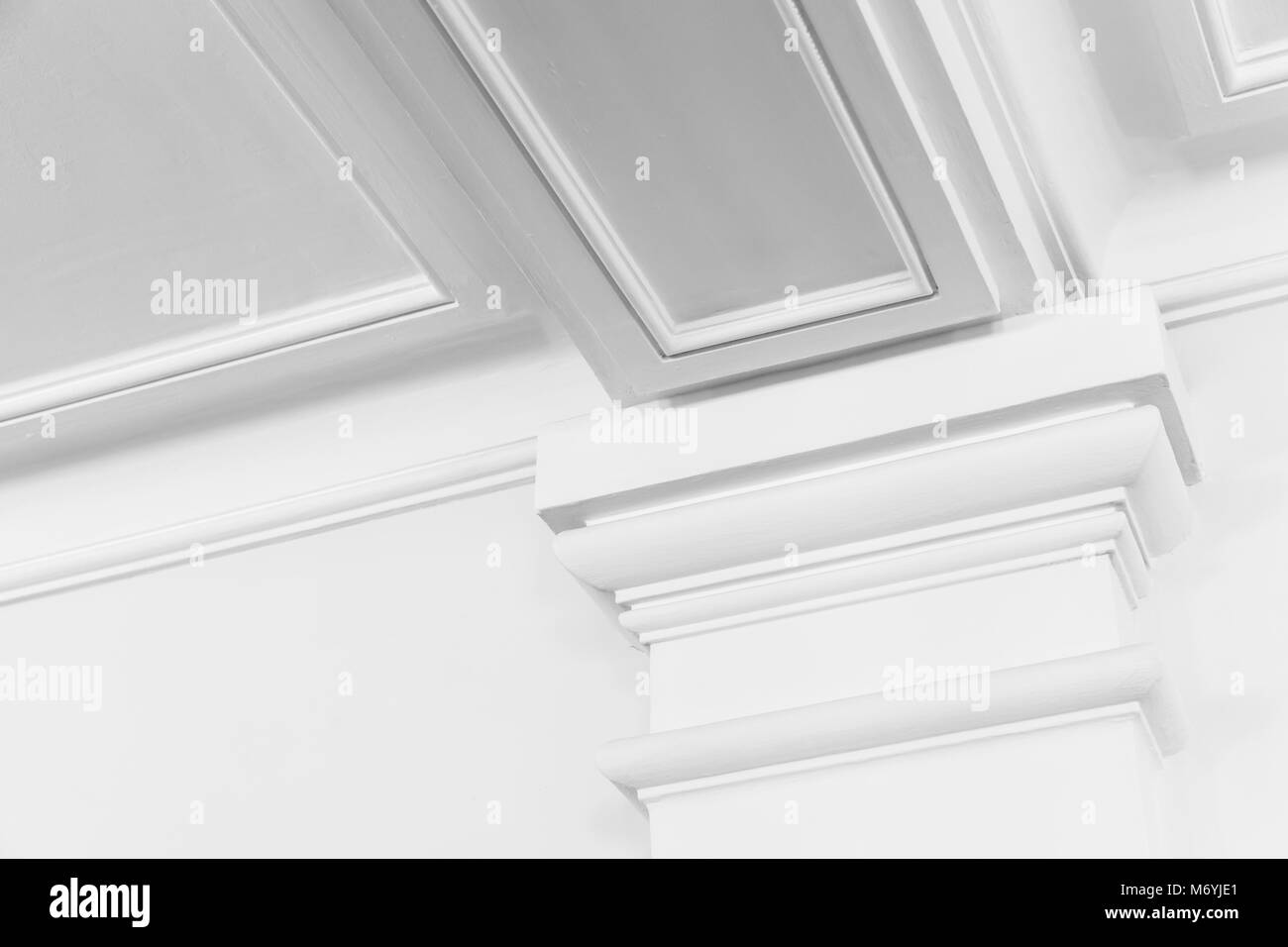 La colonna bianca con portico di elementi decorativi, astratto classico bianco frammento interno Foto Stock