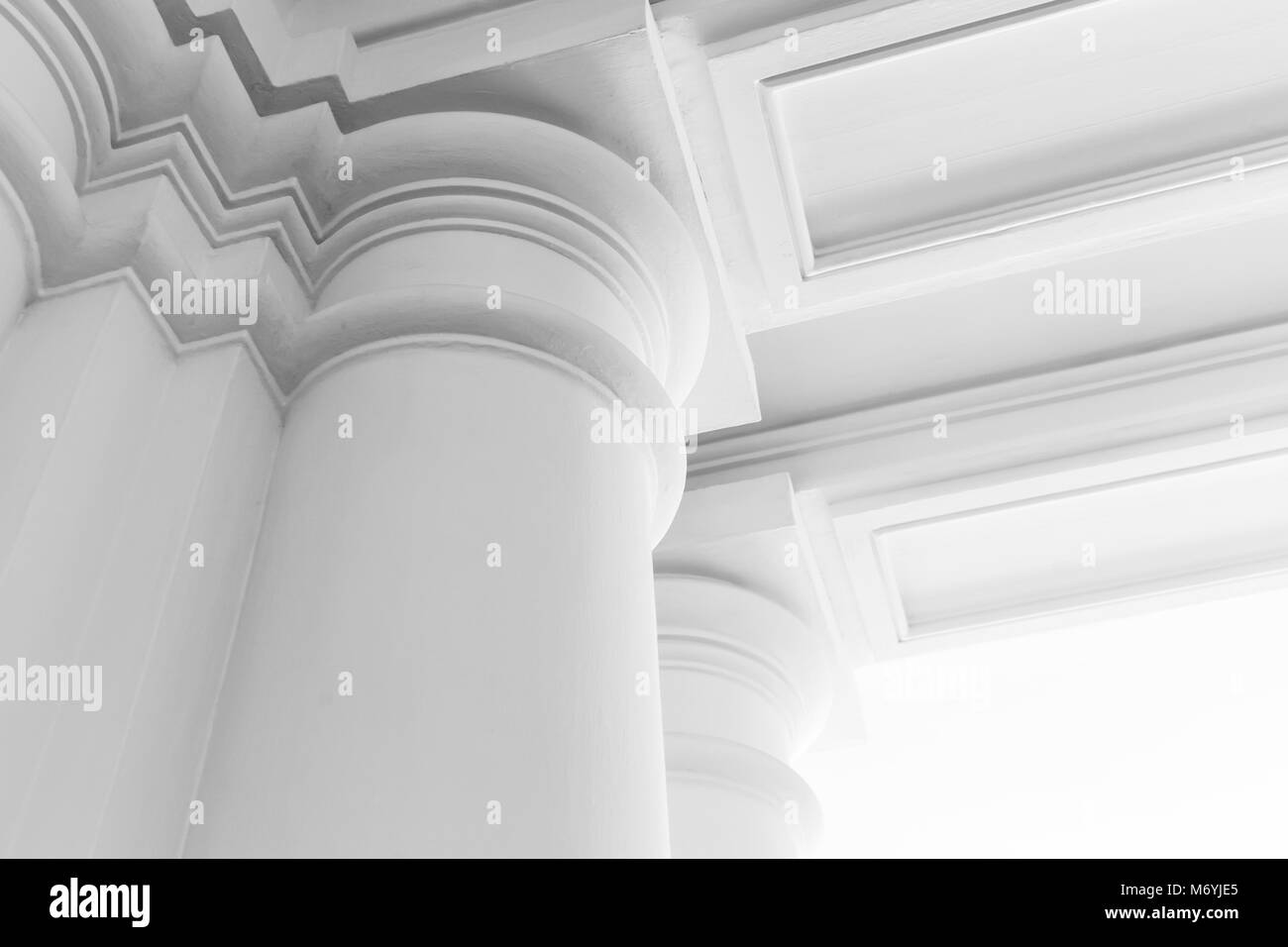 Round colonne bianche con portico, astratto classico bianco frammento interno Foto Stock