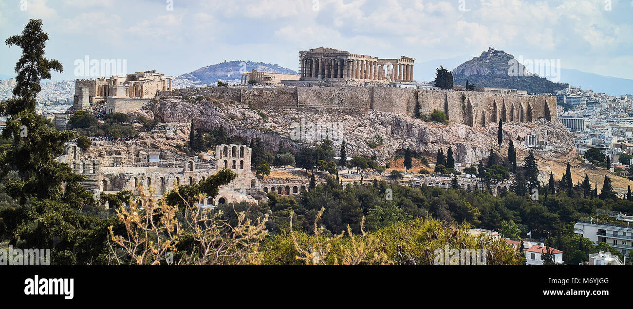 L'Europa, l'Acropoli di Atene, girato nel luglio 2017. Famoso in tutto il mondo come un simbolo di democrazia e di civiltà antica è una calamita per i turisti. Sotto l'Acropoli si trova la città vecchia di Atene, denominato Plaka con le sue case colorate. Sul righmost dell'immagine si trova la Collina di Marte, un antico sito che può essere visitata per libero e offre eccellenti vedute della città. Foto Stock