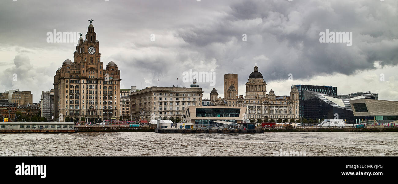 Vista panoramica della Skyline di Liverpool e area del litorale attraverso il fiume Mersey Foto Stock