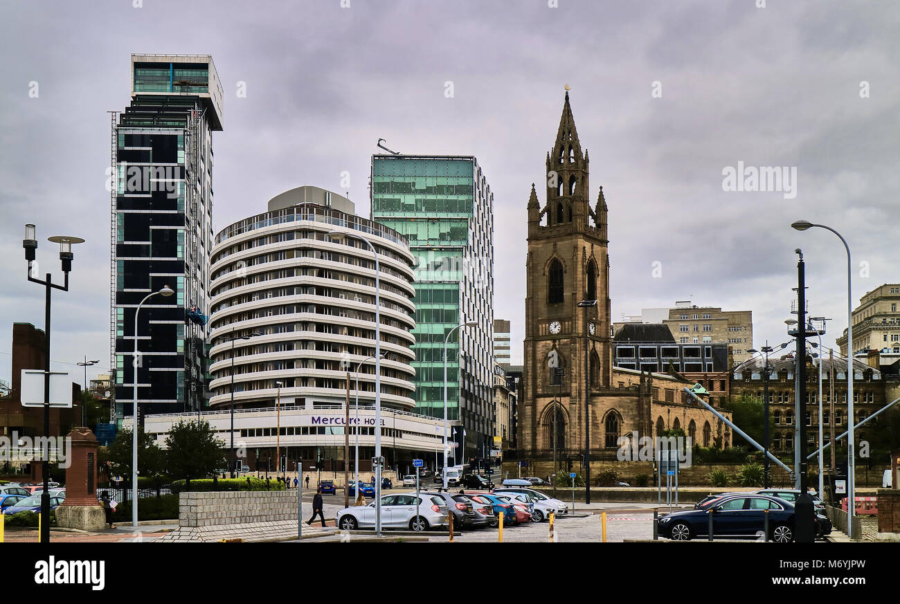 Inghilterra, Liverpool Cityscape con la chiesa di San Nicola, la cappella 20 Building e il Mercure Liverpool Atlantic Tower sull'immagine. Il palazzo noto come 20 cappella ospita aziende come Liverpool F.C. o Ernst & Young. Foto Stock