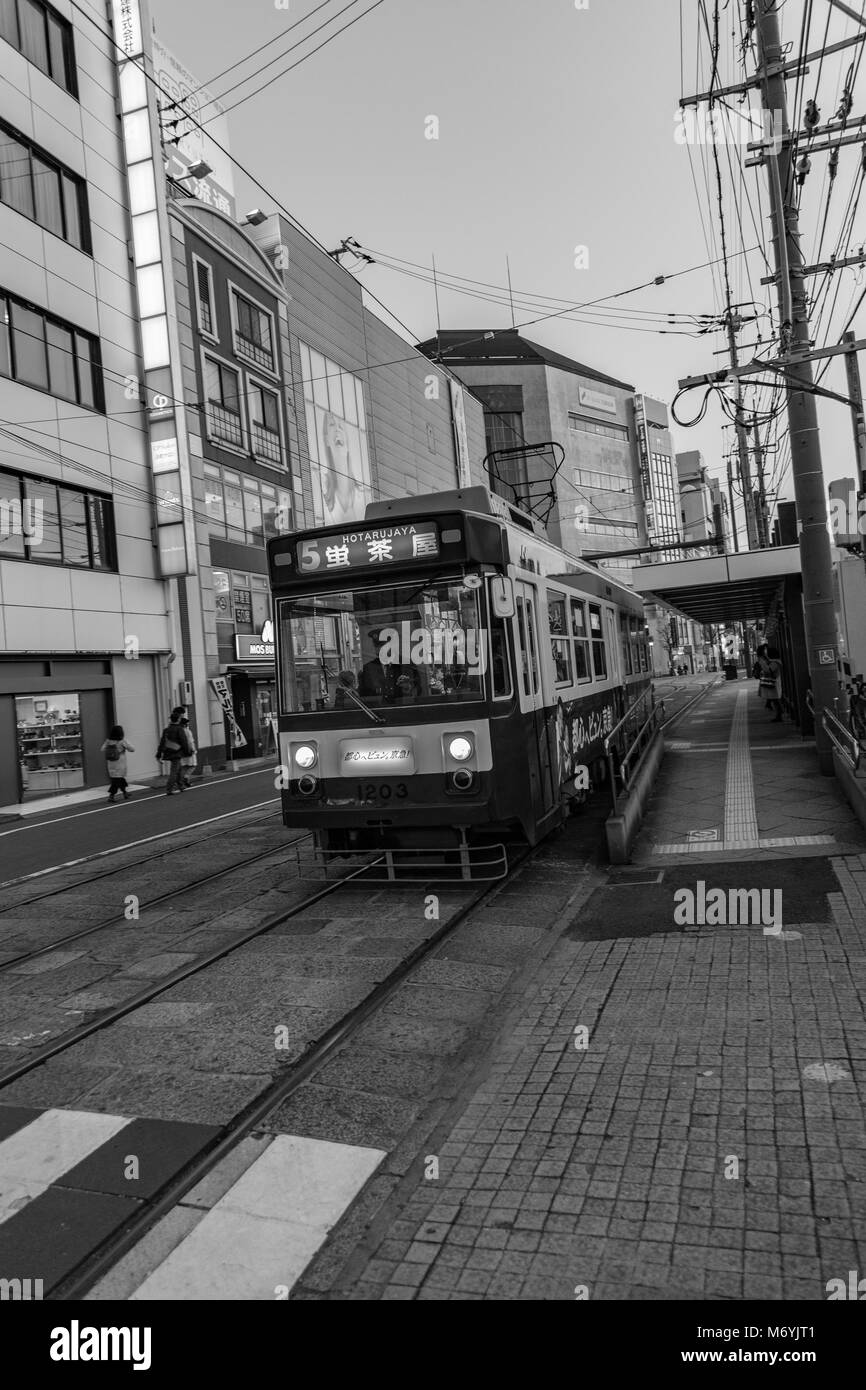 Nagasaki, Giappone - 01MAR2018 - In bianco e nero di Nagasaki cabinovia e la fermata del tram. Foto Stock