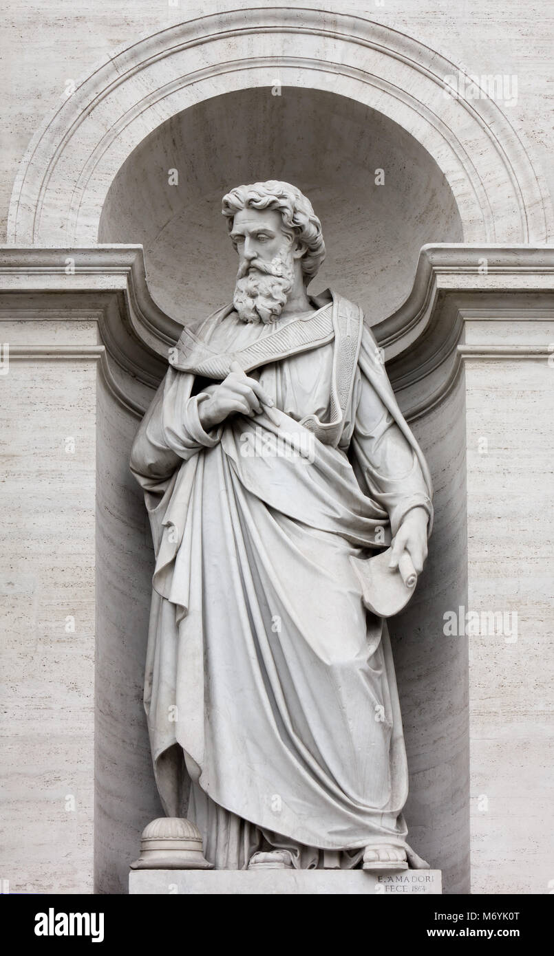Il neoclassico statua in marmo nella sua nicchia in Roma, Italia Foto Stock