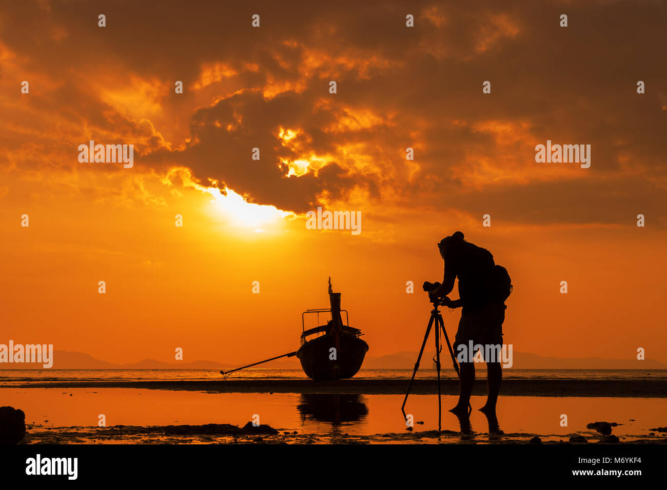 Silhouette di un fotografo sul bellissimo tramonto Foto Stock